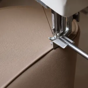 Costura a máquina de piel en L'Artisan